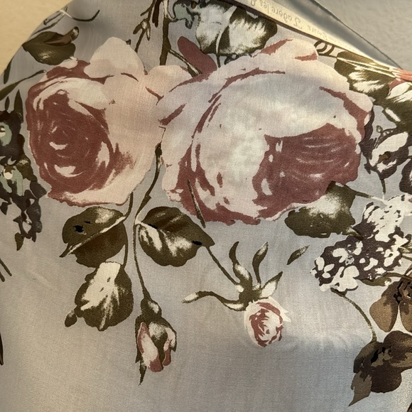 Vince Camuto - J’adore les Fleurs rectangle scarf, Like New - Picture 5 of 7